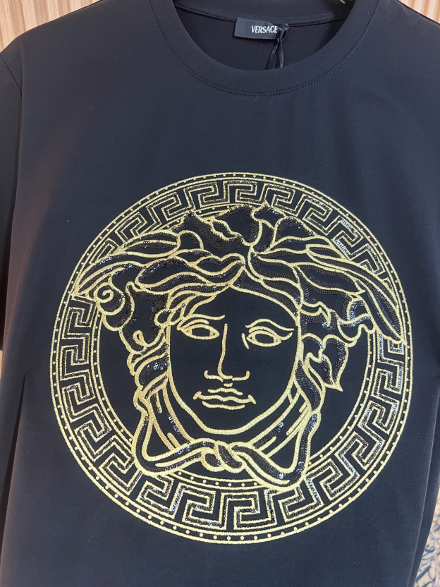 ヴェルサーチ「Versace」2025SS メドゥーサ1978 ハイジュエリー刺繍Tシャツ