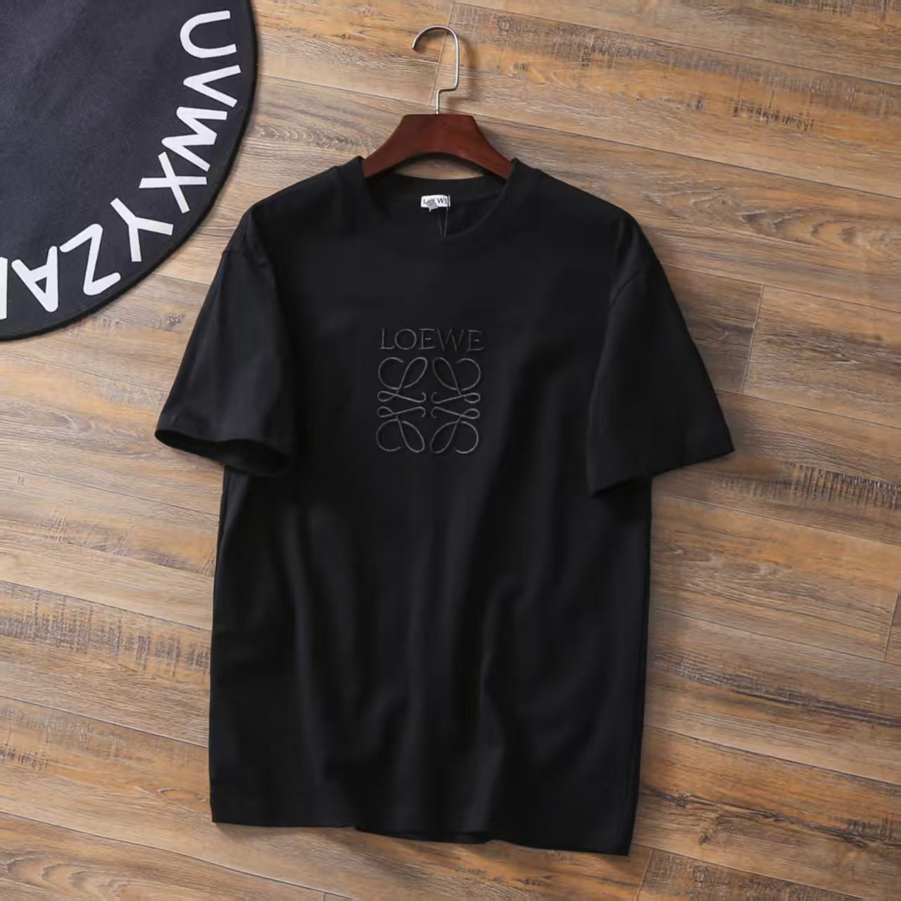 【ワンフォーワン】ロエベ「Loewe」Anagram 刺繍 クルーネック Tシャツ【在庫僅少】