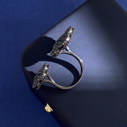 ヴァン クリーフ＆アーペル「Van Cleef & Arpels」ブラックダイヤモンド ダブルフラワー オープンリング