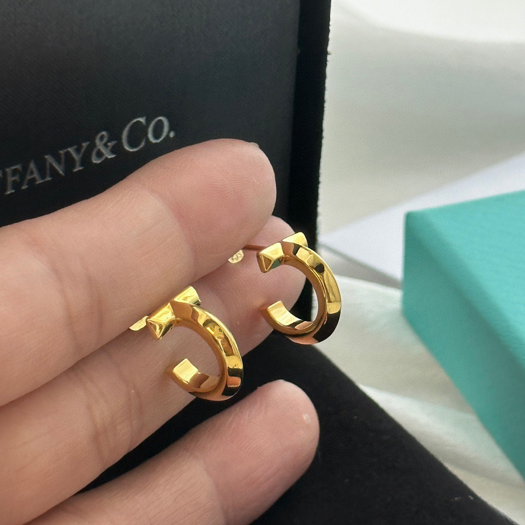 ティファニー「Tiffany & Co.」T1 シリーズ シングルT セミグロスピアス