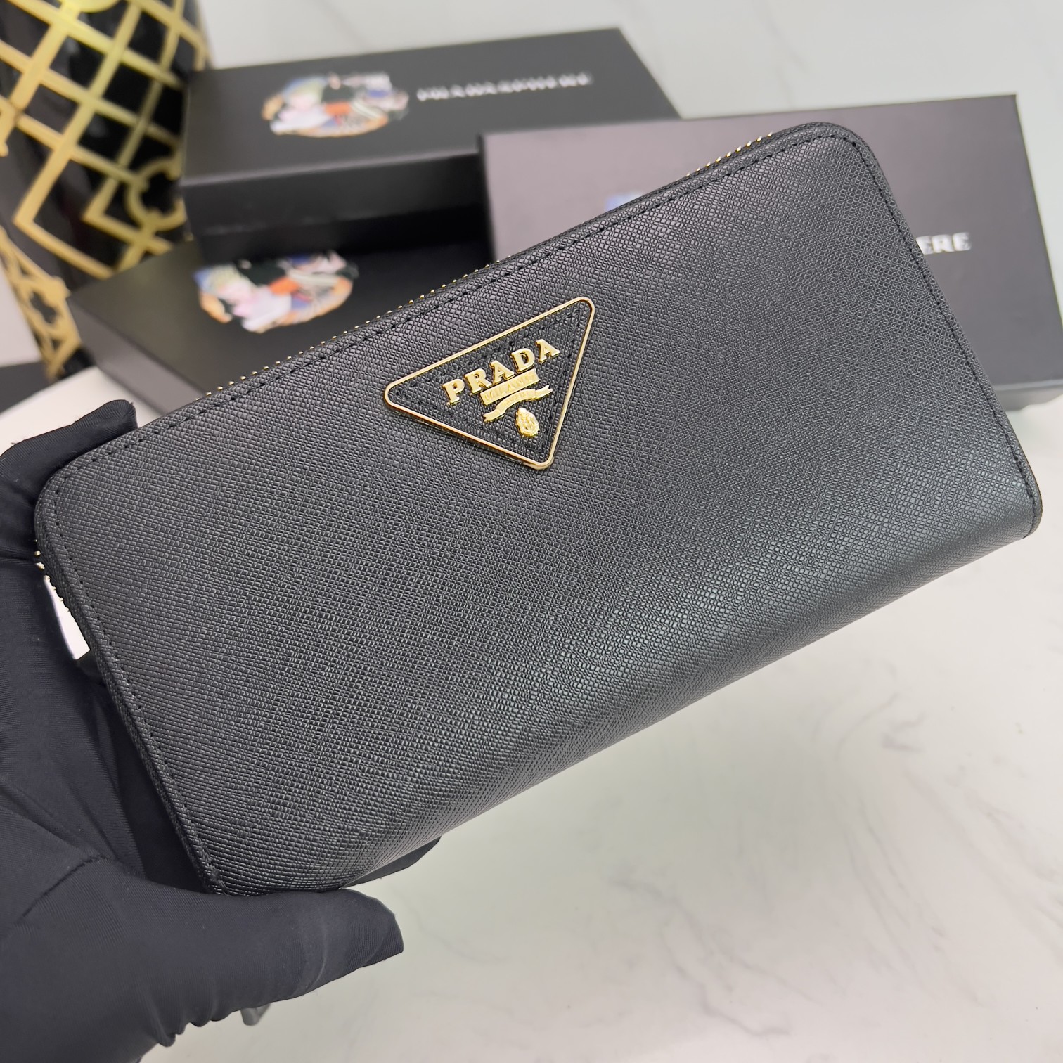 プラダ「PRADA」サフィアーノトライアングル ジップアラウンド長財布