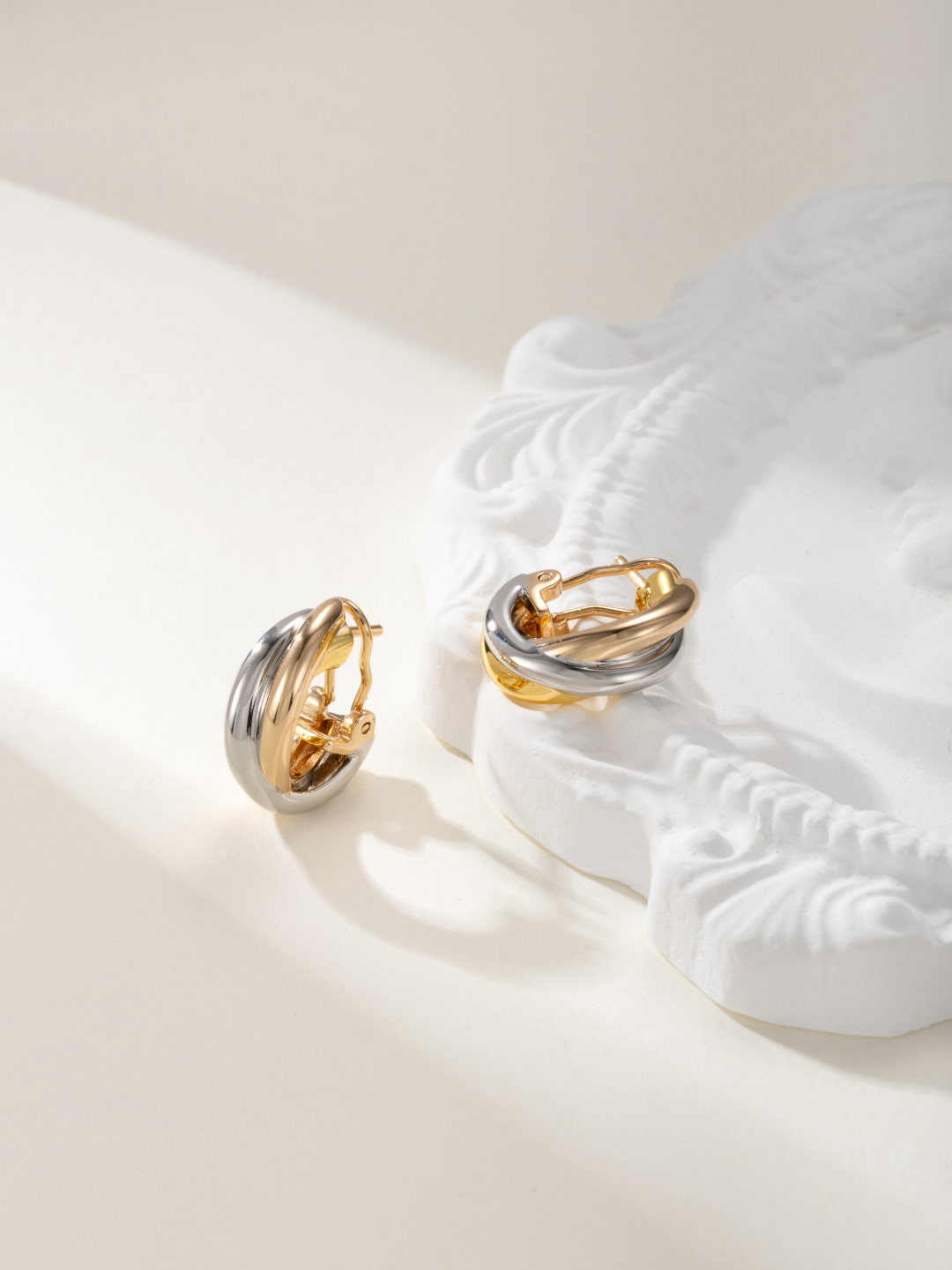 ティファニー「Tiffany & Co.」T トライコロールフープピアス