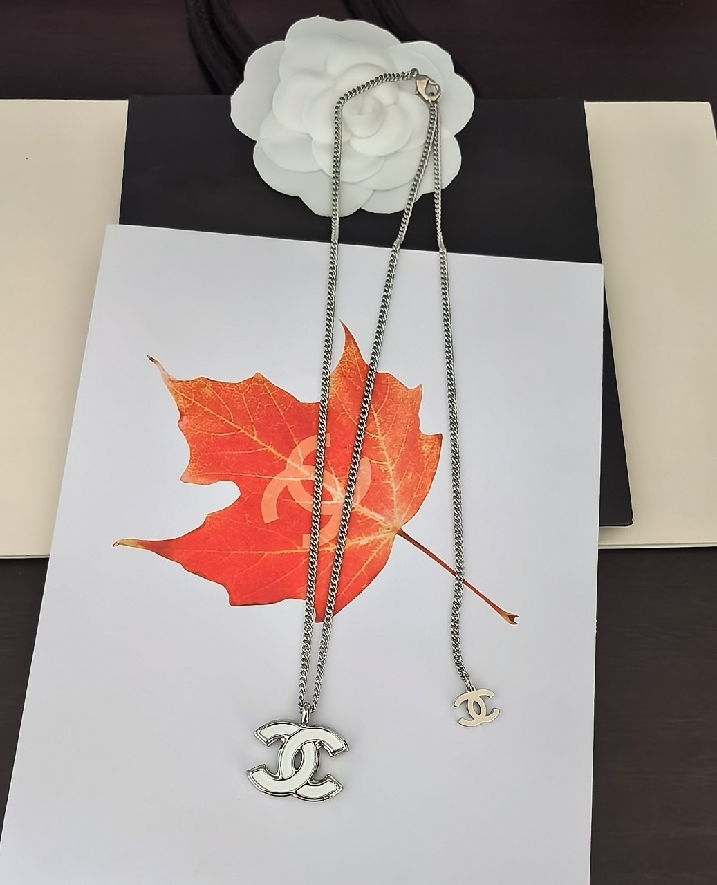 シャネル「Chanel」  最新プラチナトーン＆ホワイトCCロゴネックレス