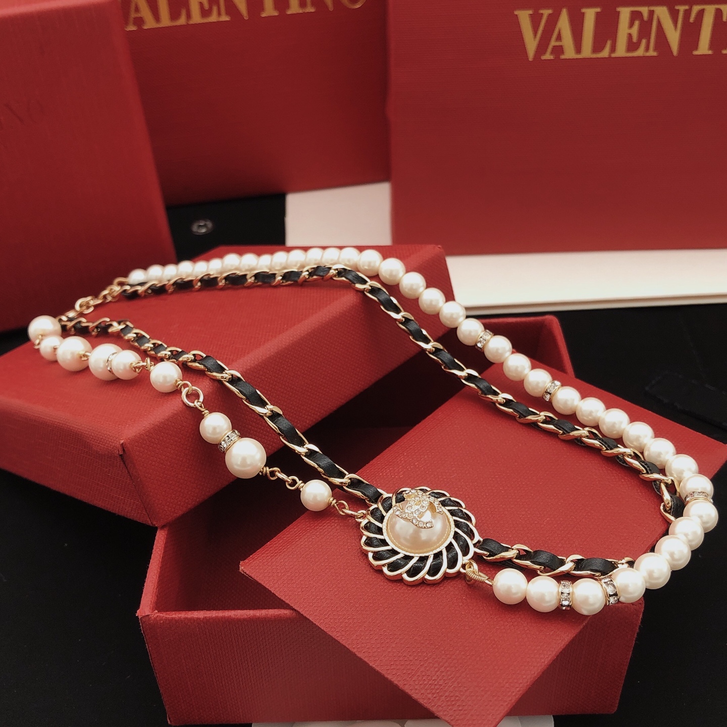 シャネル「Chanel」ダブルレイヤーレザーネックレス