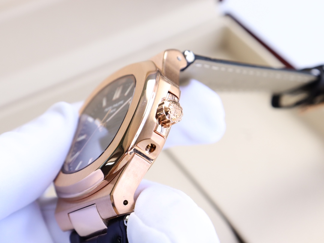 パテック・フィリップ「Patek Philippe」ノーチラス アニュアルカレンダー クロノグラフ メンズウォッチ40.5mm