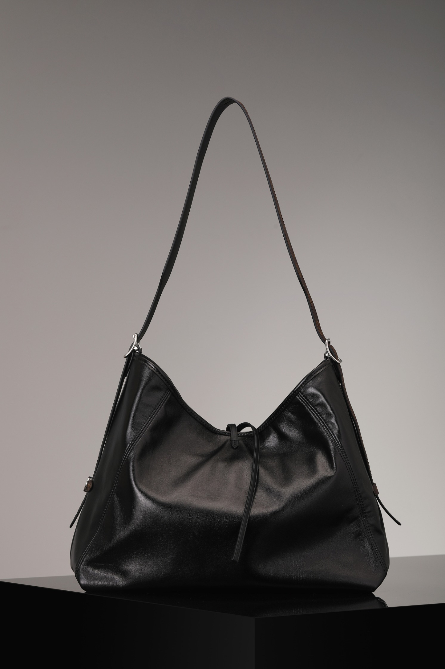 ルイ・ヴィトン「Louis Vuitton」キャリーオールダーク MM