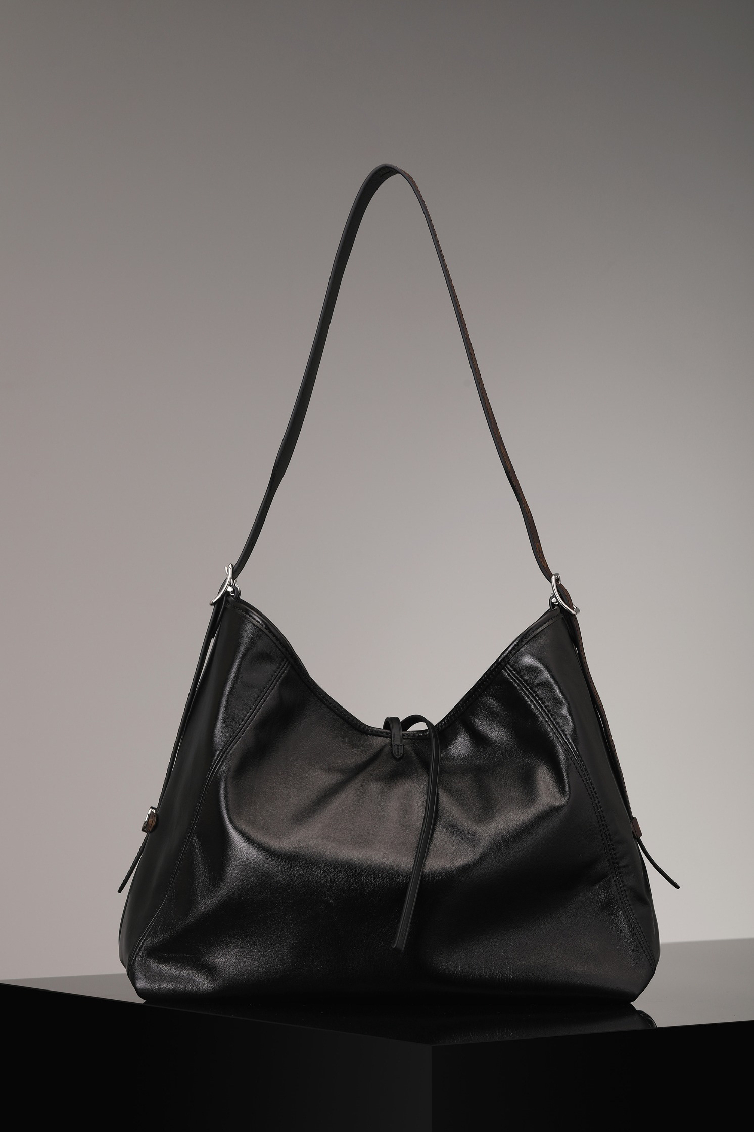 ルイ・ヴィトン「Louis Vuitton」キャリーオールダーク MM