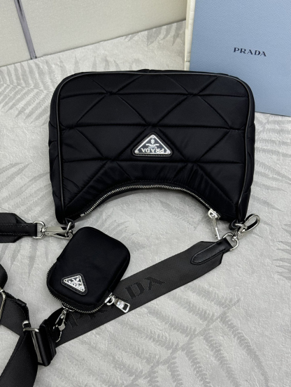 プラダ「Prada」 レ・ミニマ ナイロン ショルダーバッグ