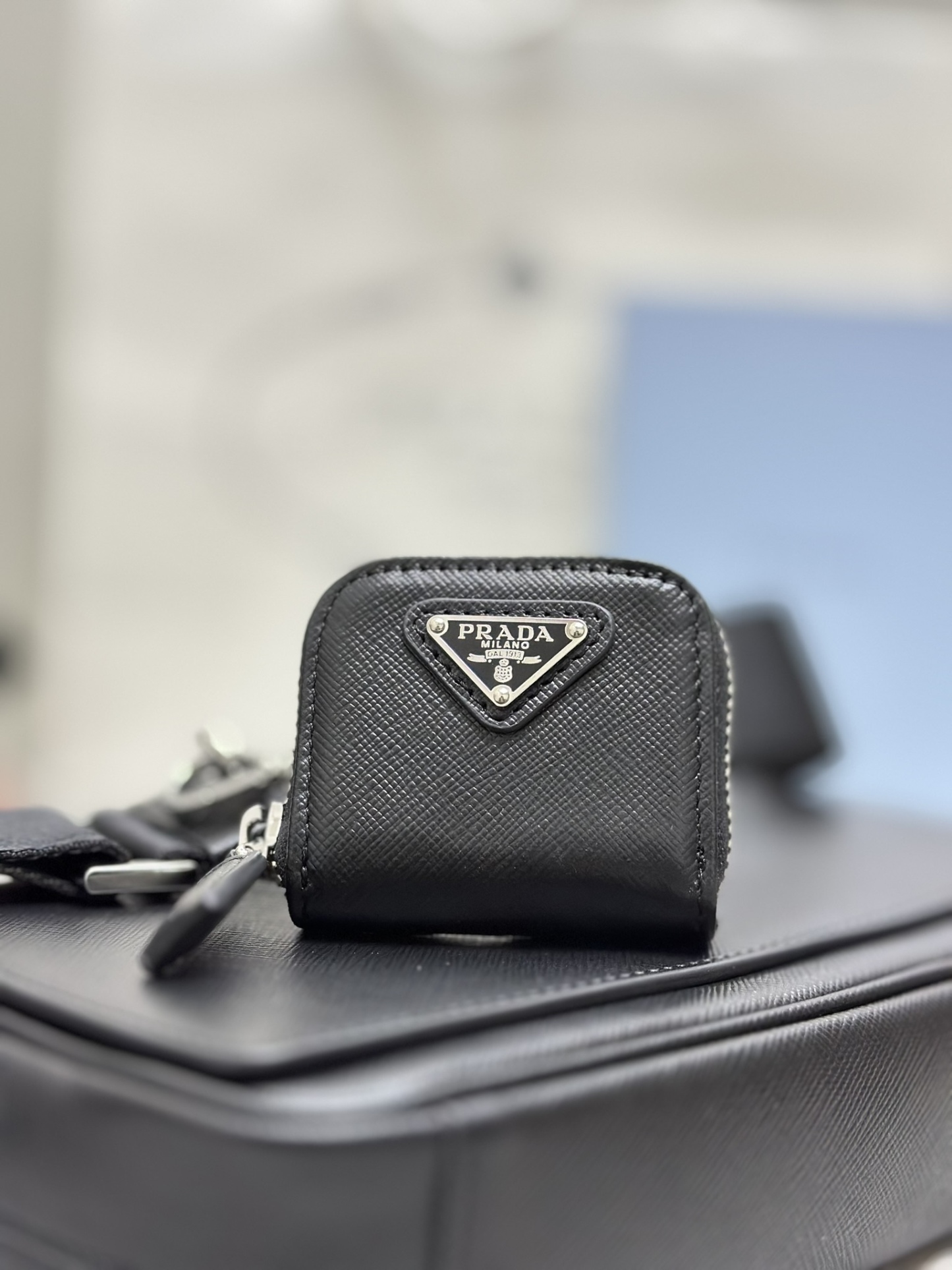 プラダ「Prada」サフィアーノ レザー フラップ ショルダーバッグ