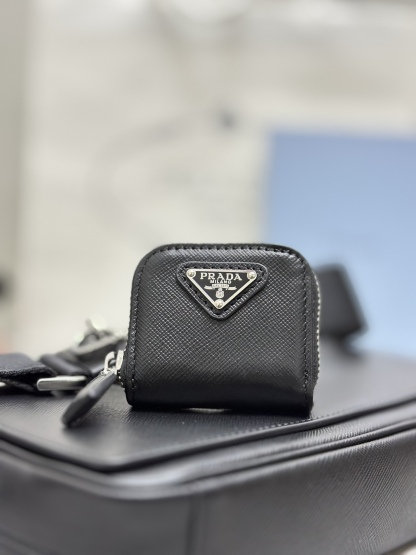プラダ「Prada」サフィアーノ レザー フラップ ショルダーバッグ