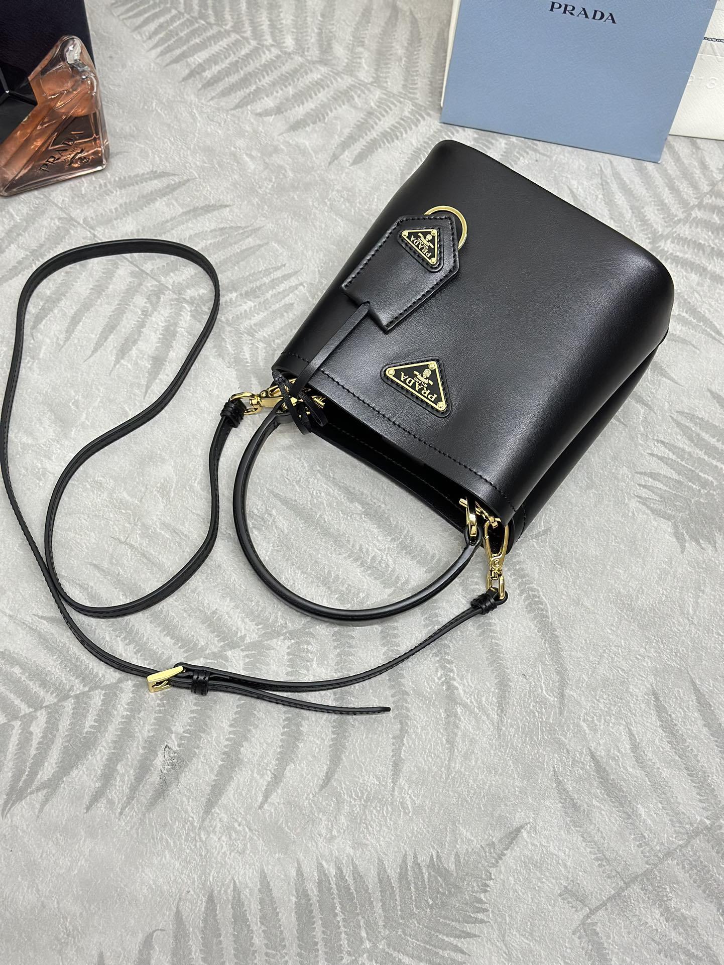 プラダ「Prada」パニエ バッケットバッグ