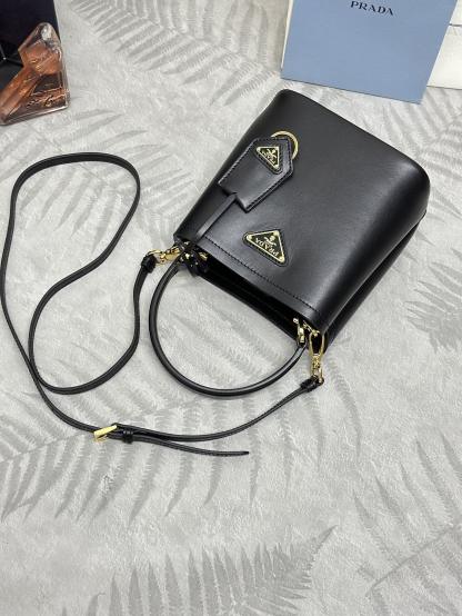 プラダ「Prada」パニエ バッケットバッグ