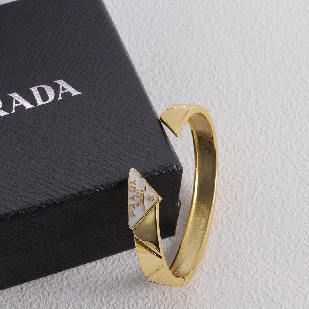 プラダ「Prada」プラダ エターナルゴールド メタル トライアングル ブレスレット-ISETAN PRESTIGE CURATED