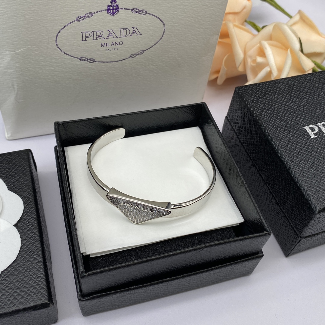 プラダ「Prada」プラダ トライアングル ロゴ レザー ブレスレット
