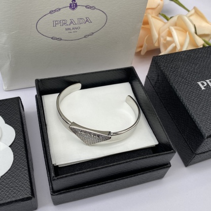 プラダ「Prada」プラダ トライアングル ロゴ レザー ブレスレット