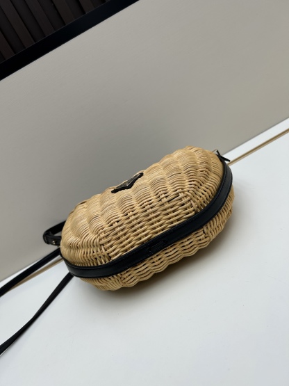 プラダ「Prada」ブレイド ラフィア ミニバッグ