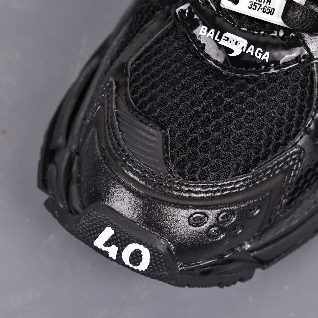バレンシアガ「Balenciaga」Runner デストロイ ディテール ランニングシューズ
