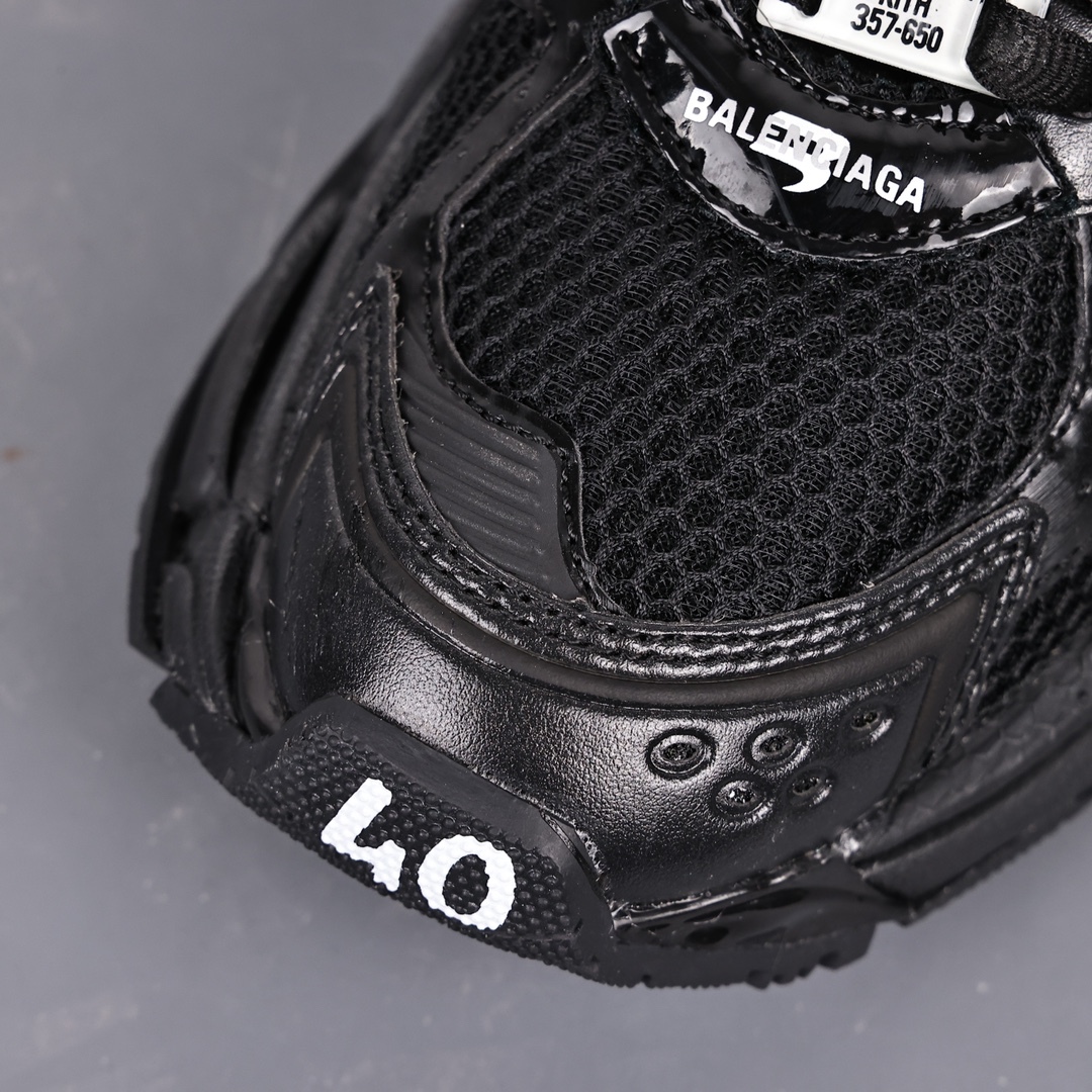 バレンシアガ「Balenciaga」Runner デストロイ ディテール ランニングシューズ