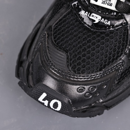 バレンシアガ「Balenciaga」Runner デストロイ ディテール ランニングシューズ