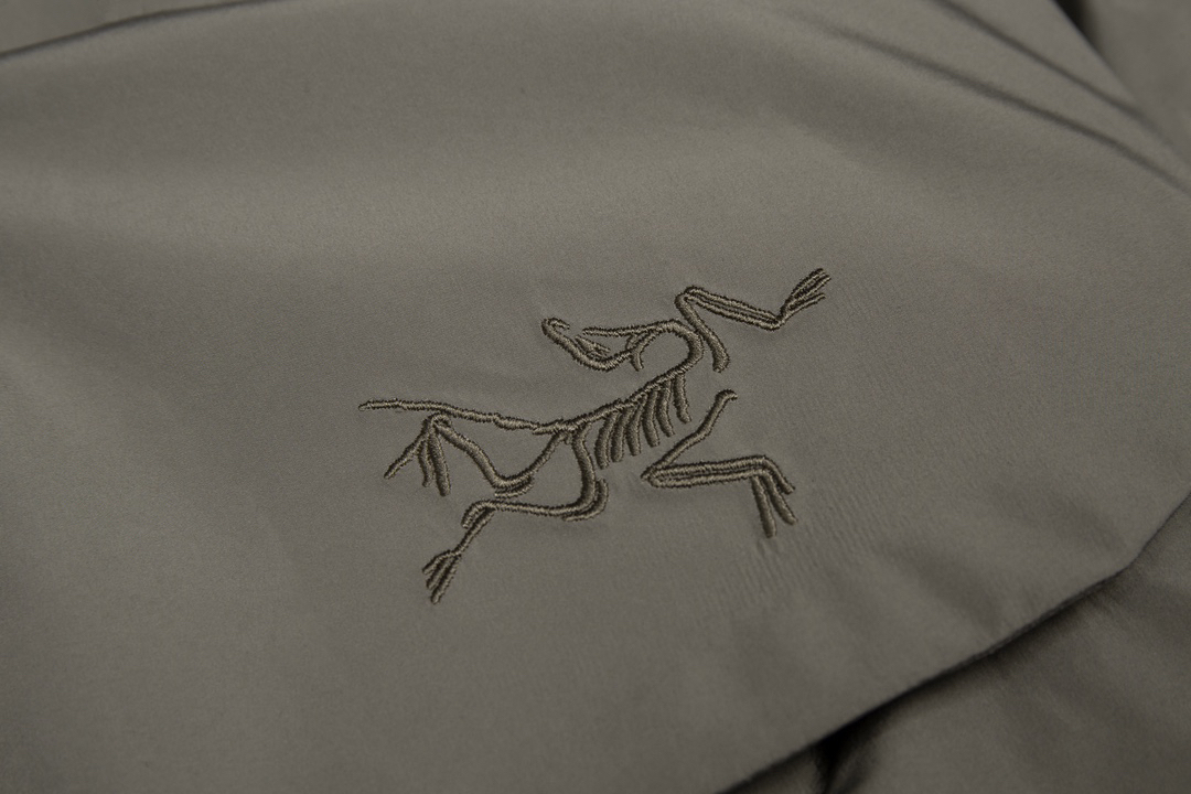 アークテリクス「ARC'TERYX」 ユニセックス フード付きスキーダウンパーカー