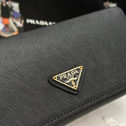プラダ「Prada」サフィアーノ メタル クラシック ウォレット