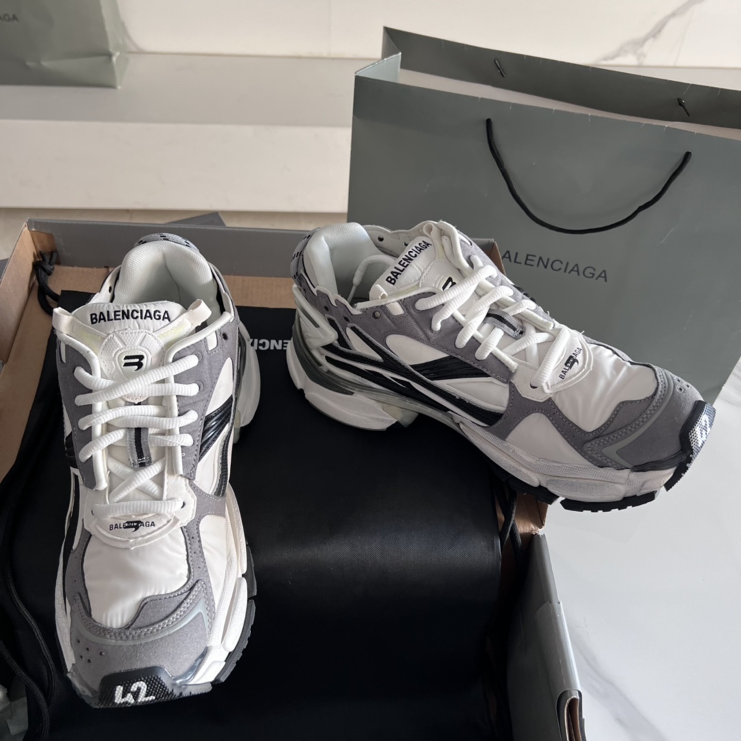 バレンシアガ「Balenciaga」Paris 7.5 Runner Grafhti スニーカー