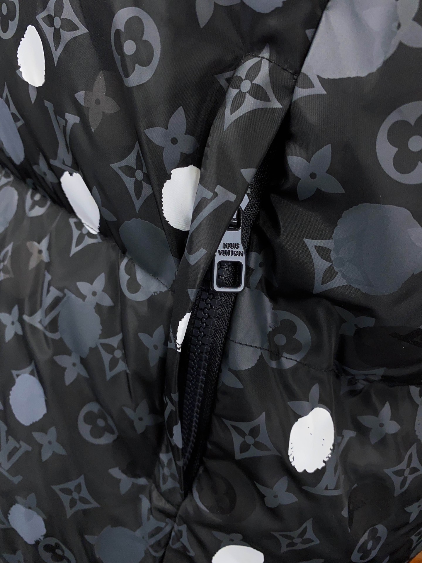 ルイ・ヴィトン「Louis Vuitton」MONOGRAM PILLOW ダウンジャケット