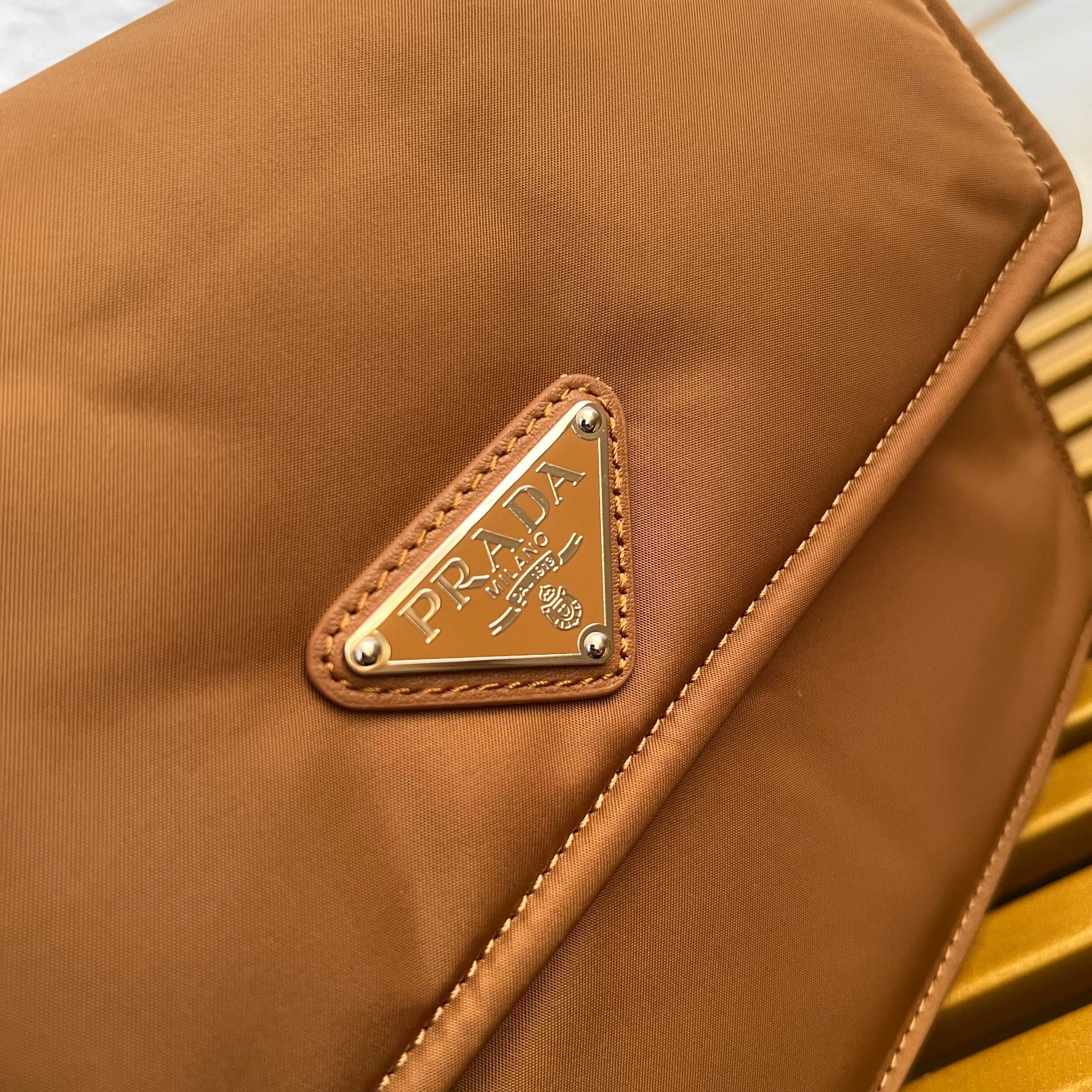 プラダ「Prada」リュクス リニューアルナイロン ショルダーバッグ