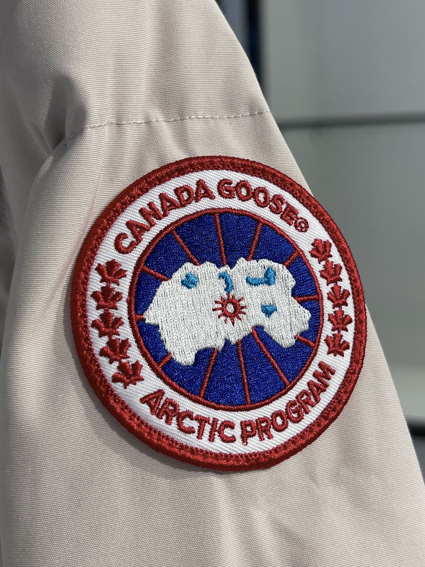 カナダグース「Canada Goose」シグネチャーロゴ ダウンジャケット