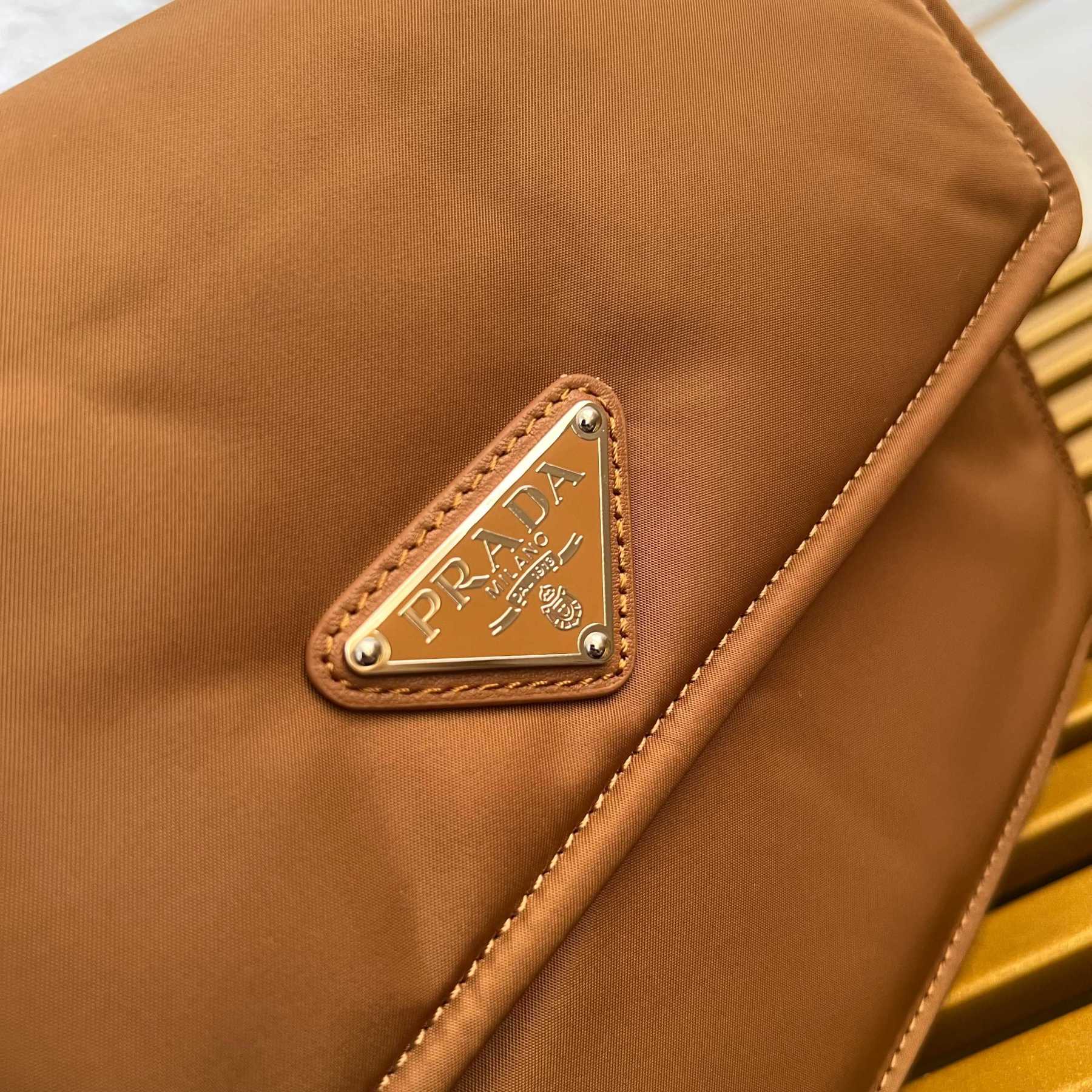 プラダ「Prada」リュクス リニューアルナイロン ショルダーバッグ