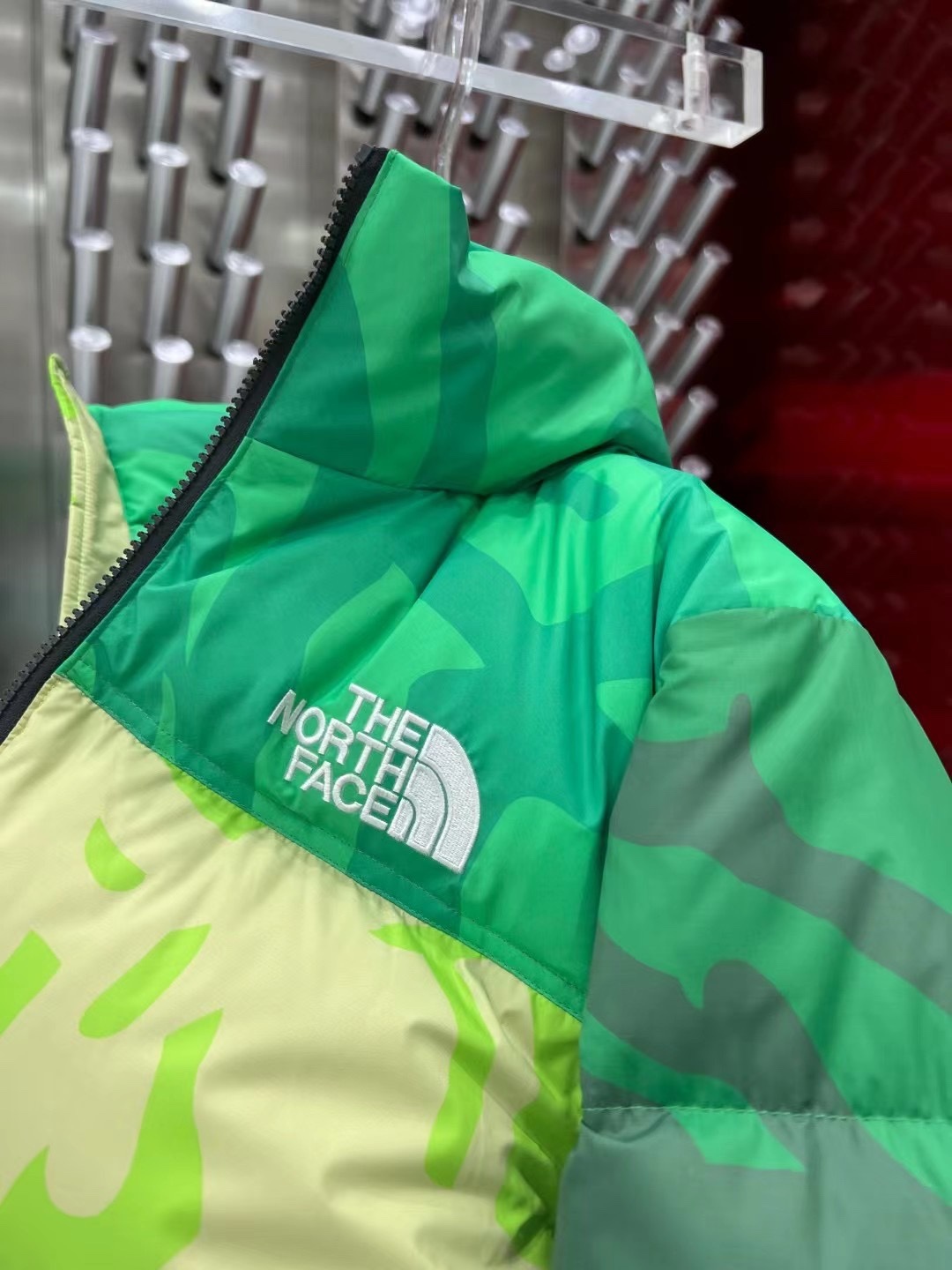 「コラボモデル」The North Face × KAWS コラボレーション Nuptse 1996 ダウンジャケット
