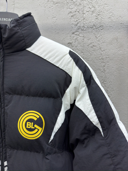 バレンシアガ「Balenciaga」‌BALENCIAGA × MANCHESTER UNITED 10番 パッチワーク サッカーダウンジャケット