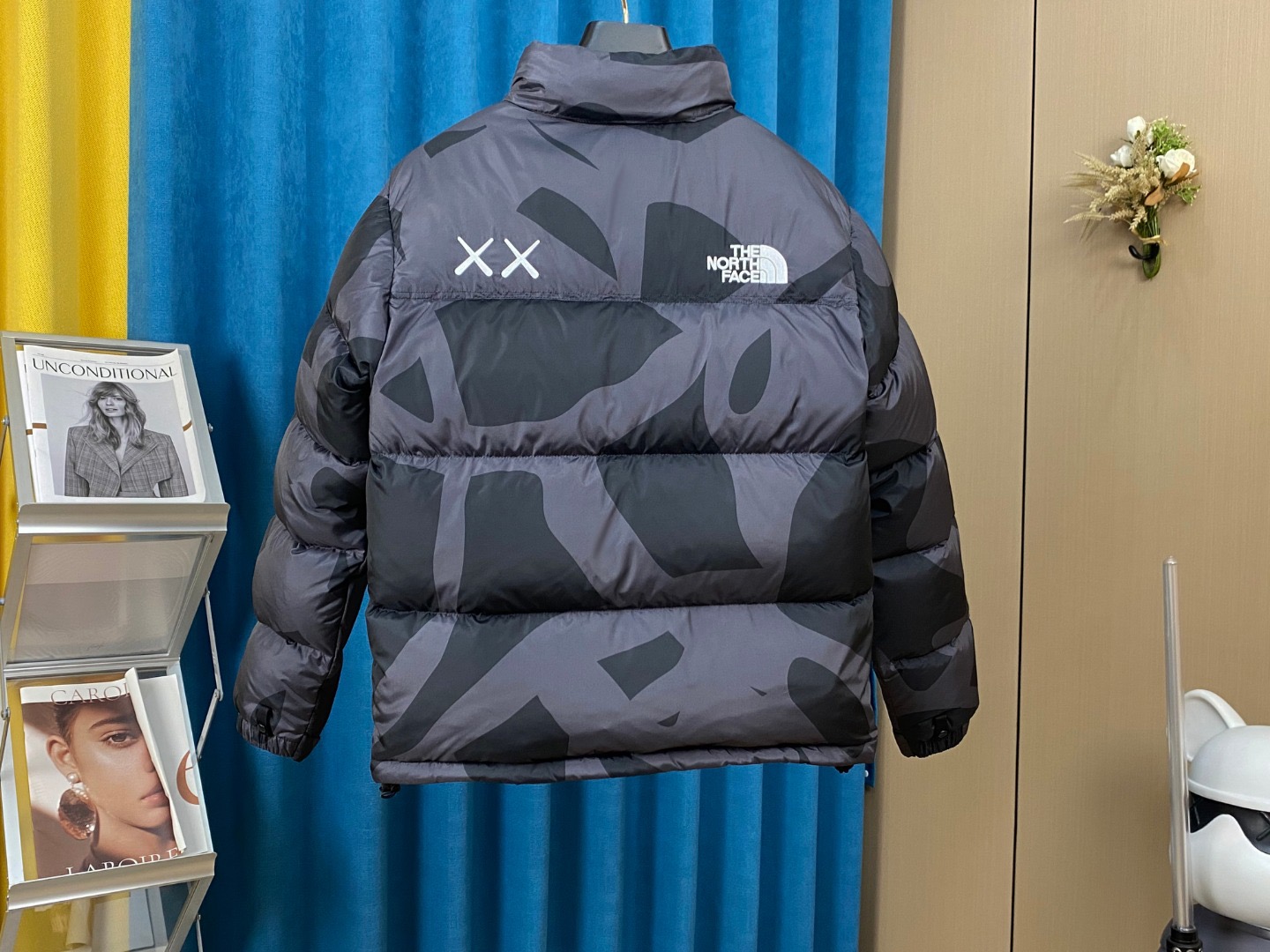 「コラボモデル」THE NORTH FACE × KAWS コラボレーション 1996 ダウンジャケット