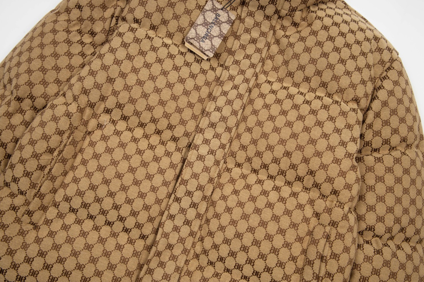 バレンシアガ「Balenciaga」‌ダブルB フルプリント ダウンジャケット