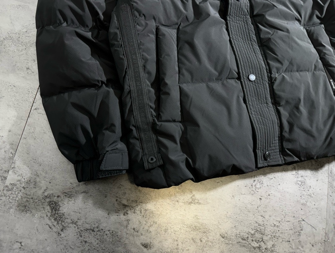 バレンシアガ「Balenciaga」‌ 2024 グリッドパッチワーク リミテッド ダウンジャケット