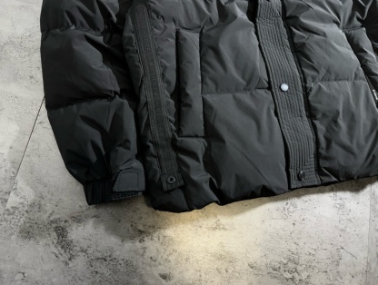 バレンシアガ「Balenciaga」‌ 2024 グリッドパッチワーク リミテッド ダウンジャケット