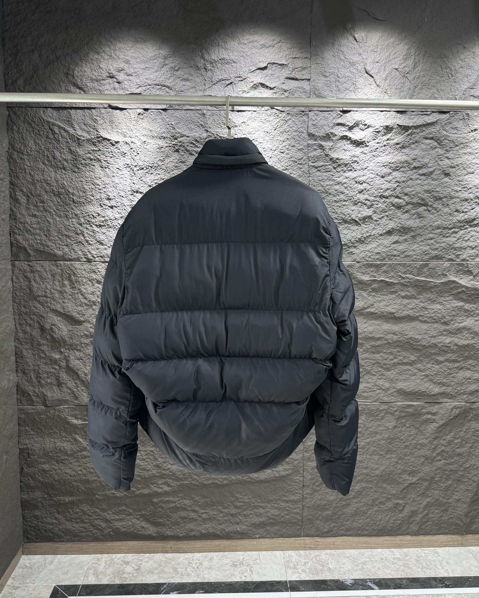 バレンシアガ「Balenciaga」‌アルファベットプロファイル羽毛