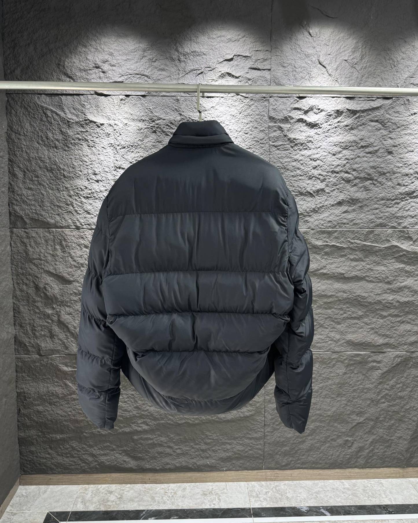 バレンシアガ「Balenciaga」‌アルファベットプロファイル羽毛