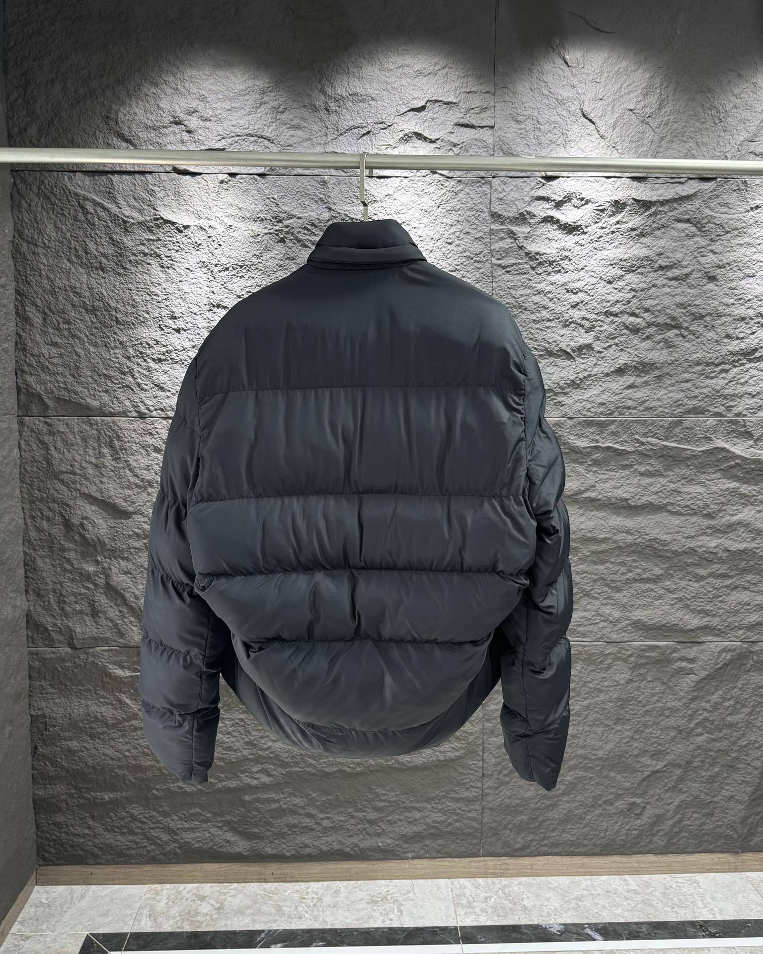 バレンシアガ「Balenciaga」‌アルファベットプロファイル羽毛