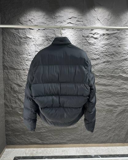 バレンシアガ「Balenciaga」‌アルファベットプロファイル羽毛