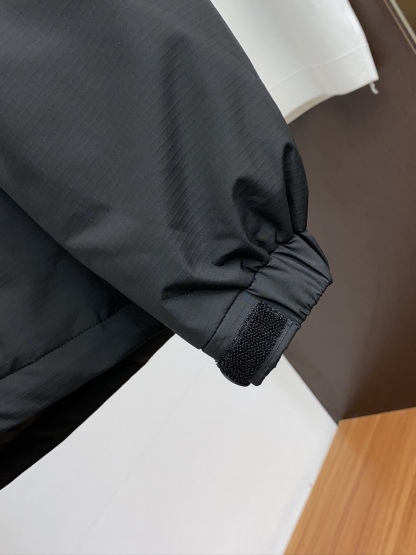 バレンシアガ「Balenciaga」‌2024秋冬最新ダウンジャケット