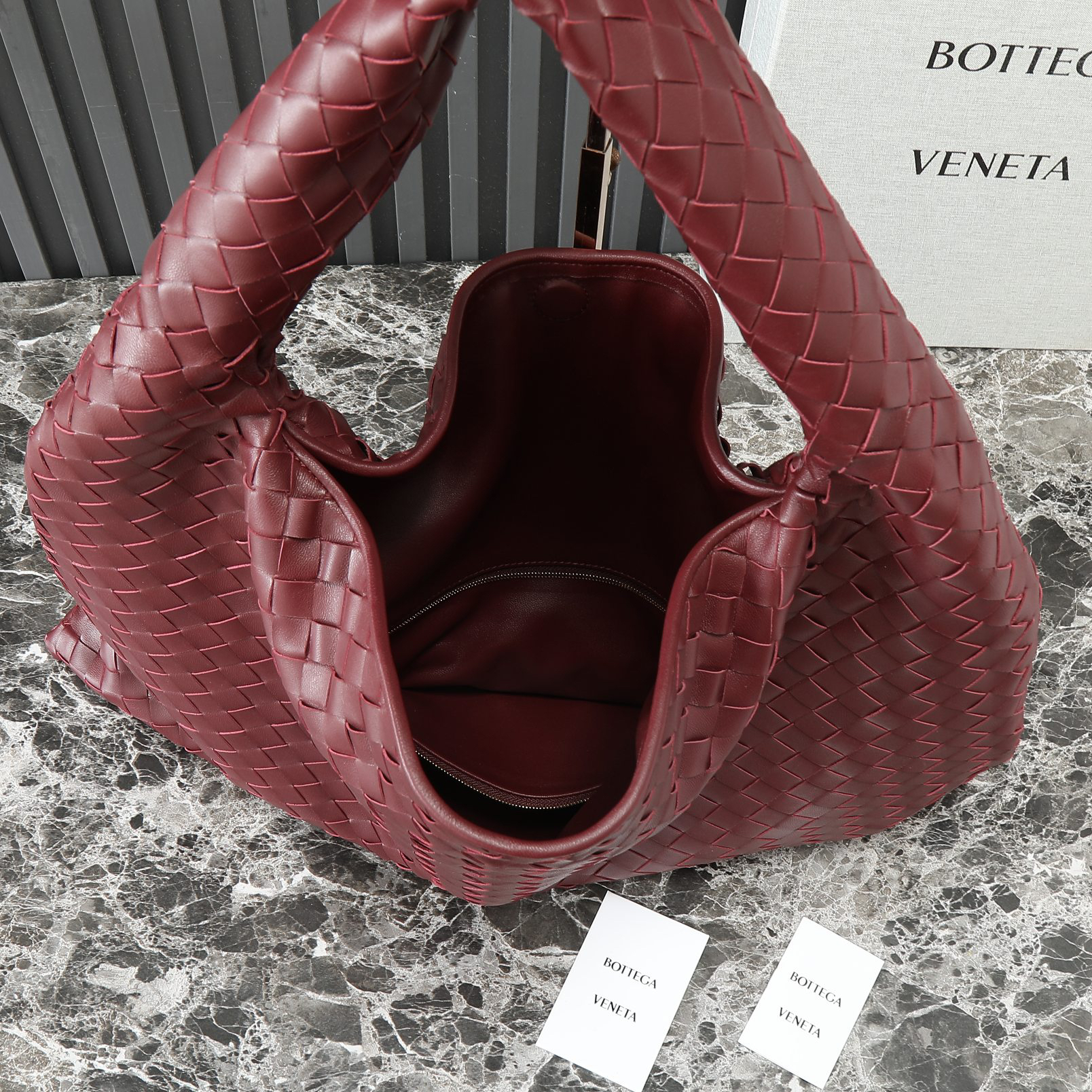 ボッテガ・ヴェネタ「Bottega Veneta」 Hop ラージショルダーバッグ