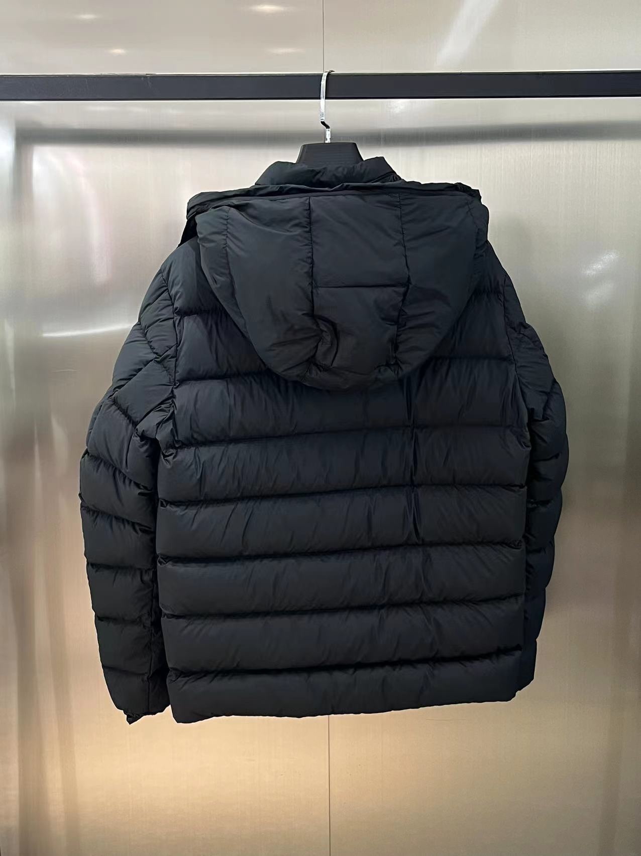 モンクレール「Moncler」ブラックウォリアー ショート ダウンジャケット