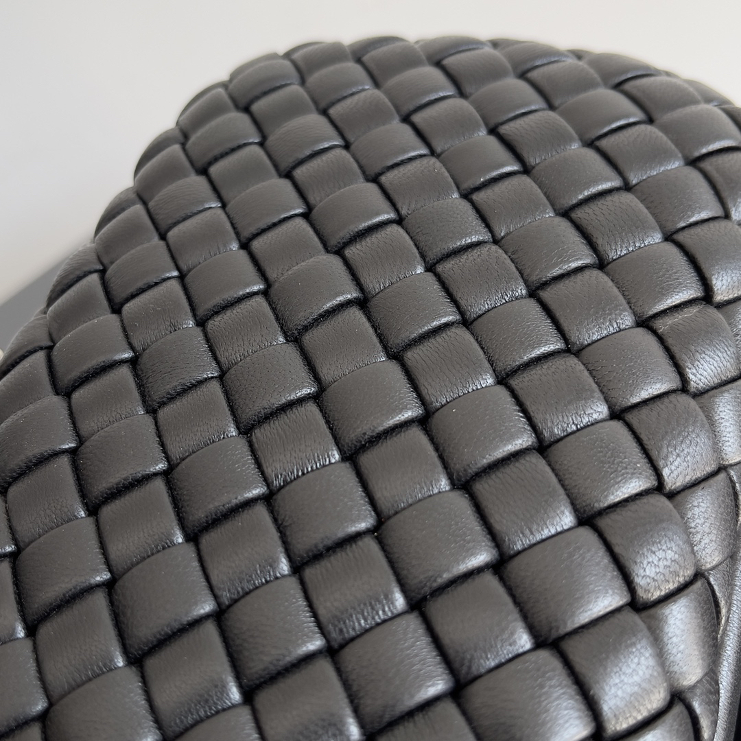 ボッテガ・ヴェネタ「Bottega Veneta」 2024春 フラワーウィーブイブニングバッグ