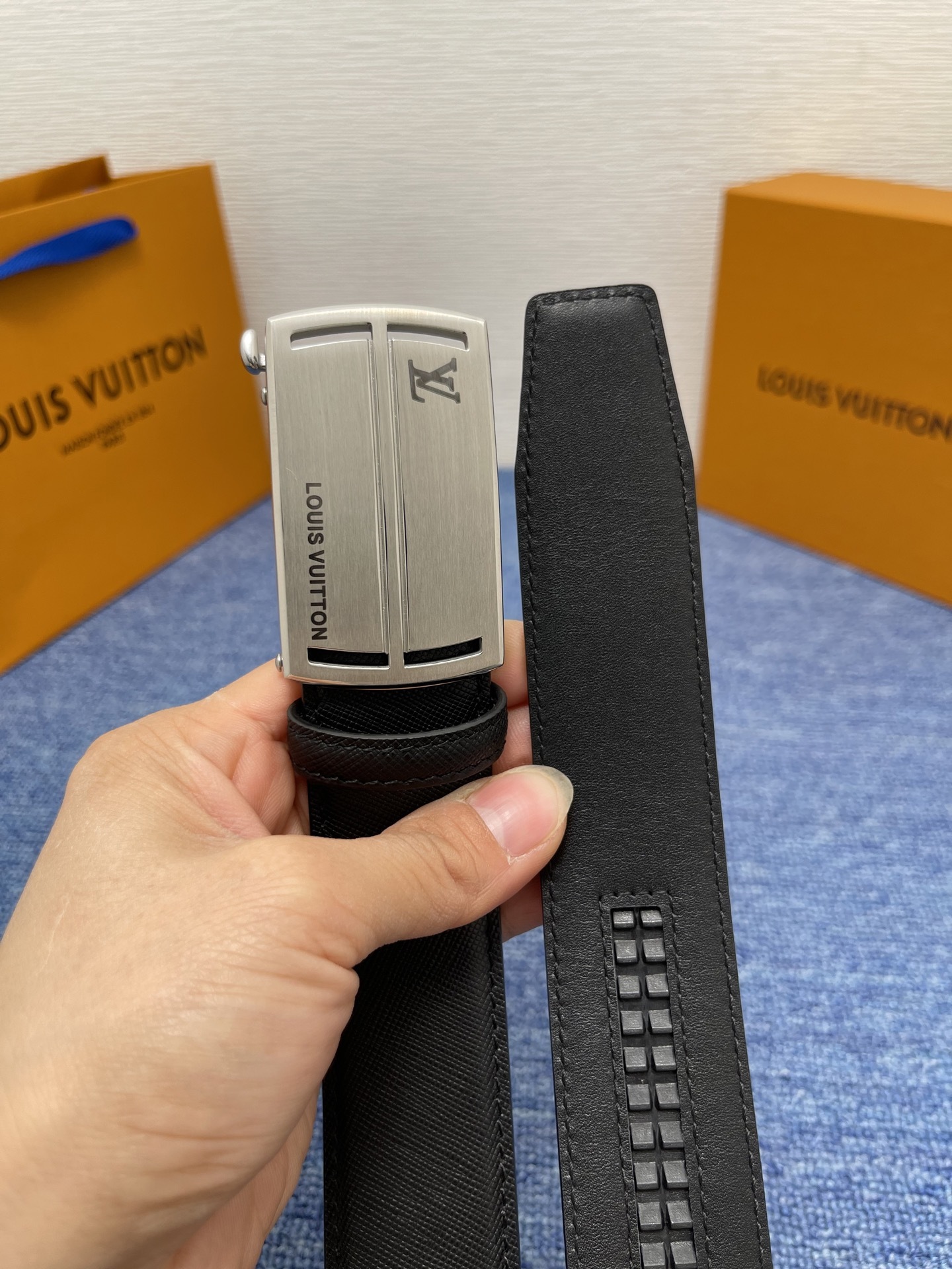 ルイ・ヴィトン「Louis Vuitton」新作 スムースレザー オートロック ベルト メンズ100CM