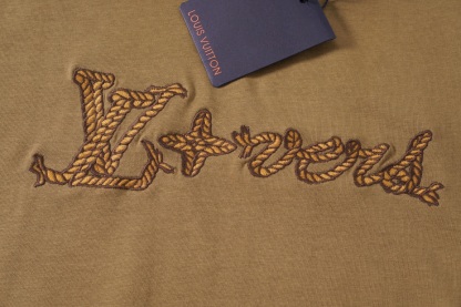 ルイ・ヴィトン「Louis Vuitton」ラリアットレターロゴ刺繍半袖Tシャツ