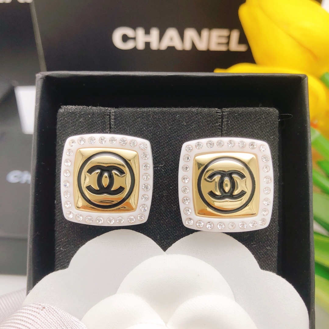 シャネル「Chanel」クラシック ダブルC ホワイト スクエア ピアス