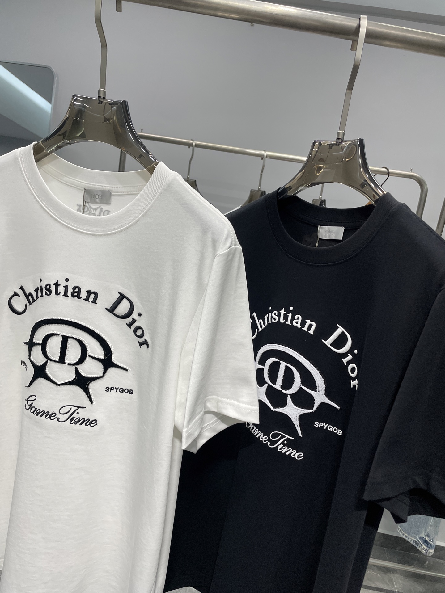ディオール「Dior」CDロゴ立体刺繍半袖Tシャツ