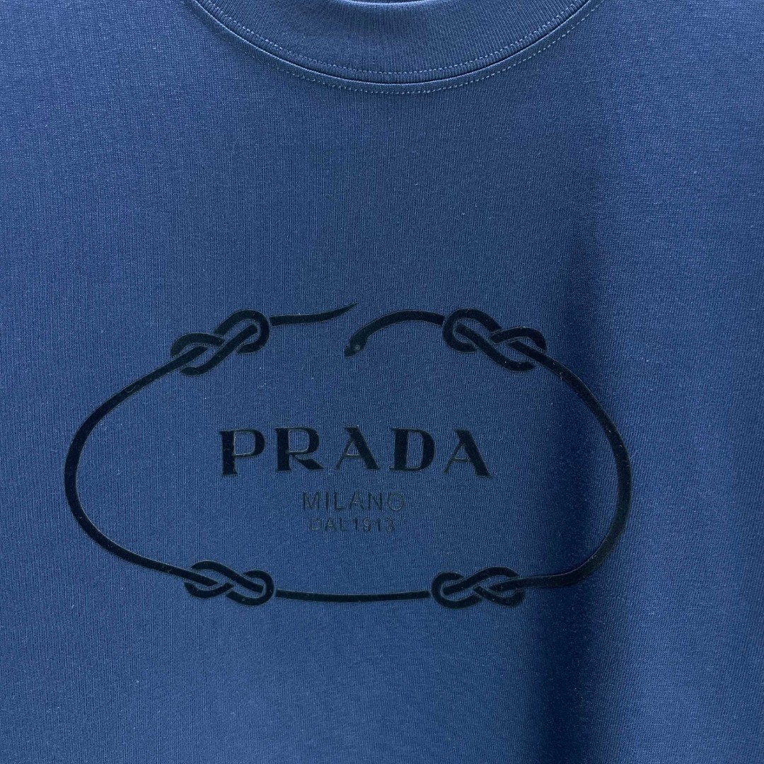 プラダ「Prada」2025春夏 ヘビーウェイトコットン ロゴ植毛半袖Tシャツ