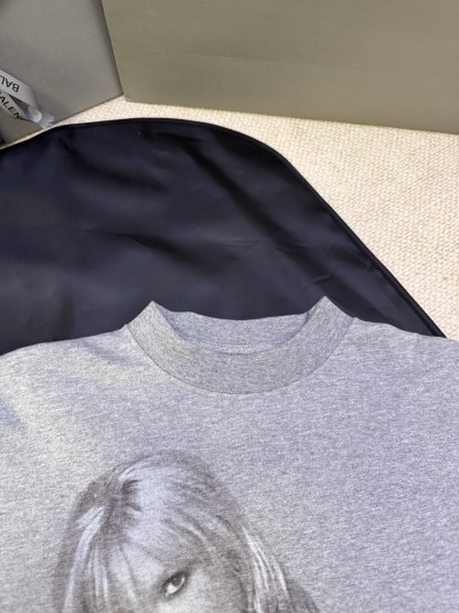 バレンシアガ「Balenciaga」ブリトニー・スピアーズ ポートレート プリントTシャツ